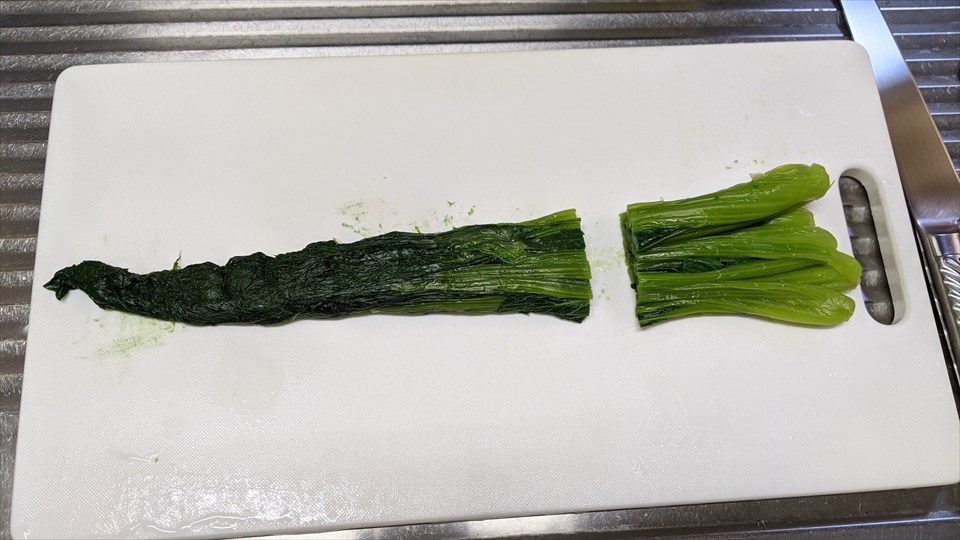小松菜を切る１